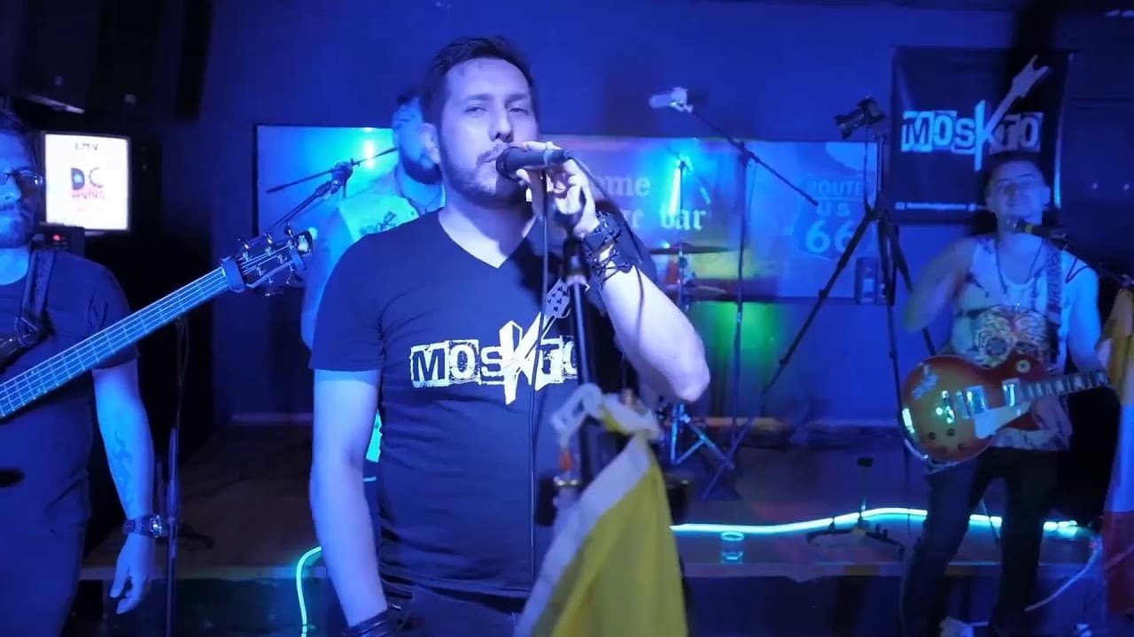 Banda tocando en el escenario de The Grange, bar de rock en Chapinero